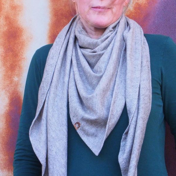 Näh dir ein Dreieckstuch aus Kuschelstrick in khaki oliv • Maxituch & Poncho • mit Garn + Label Nähs