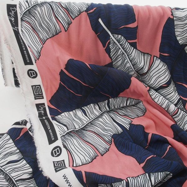 Viskose Blusen & Kleiderstoff Palmen Blätter lachs navy – Tropical Bird by Thorsten Berger