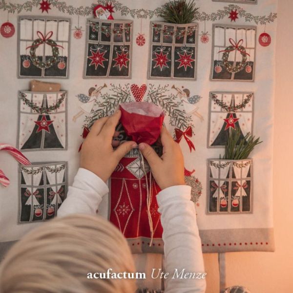Adventskalender Weihnachtshaus von Acufactum – DIY Nähset 120cm Rapport