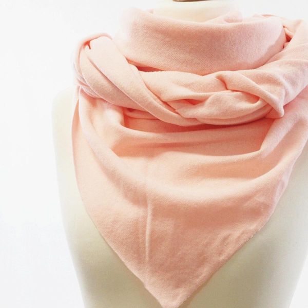 Stoffzuschnitt für ein Maxi Dreieckstuch aus Kuschelstrick in lachs rosa • Maxituch & Poncho