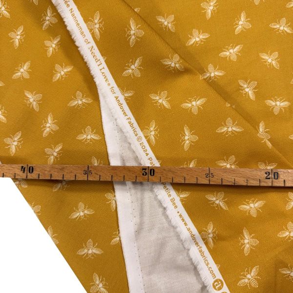 Baumwollstoff Beehive Bees gold – Patchworkstoff mit kleinen Bienen senfgelb