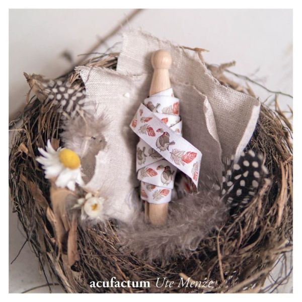 Webband - Rotkehlchen mit Feder - von Acufactum weiß beige rot