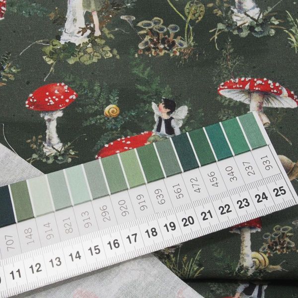 acufactum Fliegenpilze Elfen Schnecken dunkelgrün rot - Baumwolle Zauberwald