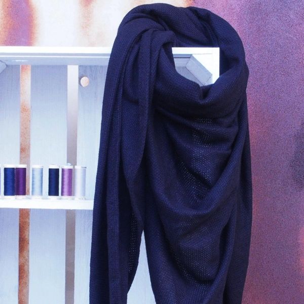 Näh dir ein Dreieckstuch aus Kuschelstrick in schwarz • Maxituch & Poncho • mit Garn + Label Nähset