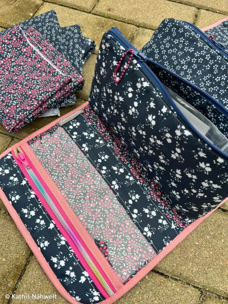 Baumwollstoff Floral Romance dunkelblau weiß • kleine Streublumen von Swafing
