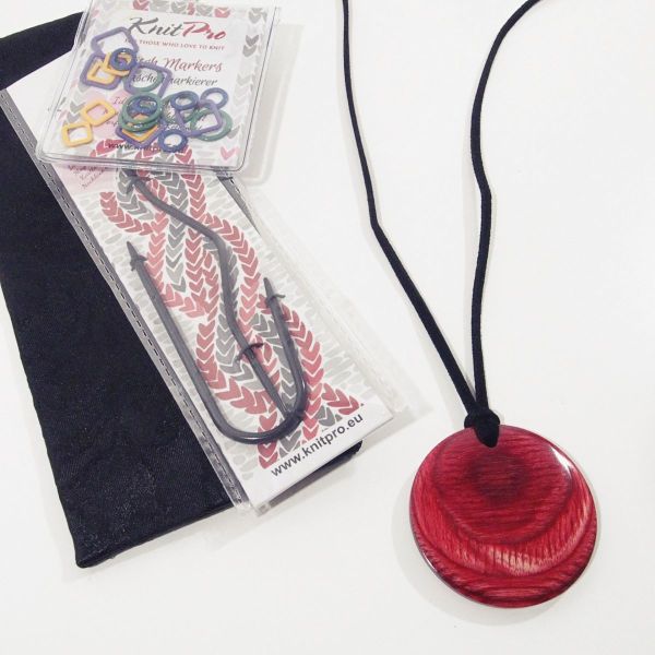 Kette mit magnetischem Anhänger Holz rot - magnetisches Nadelkissen to Go