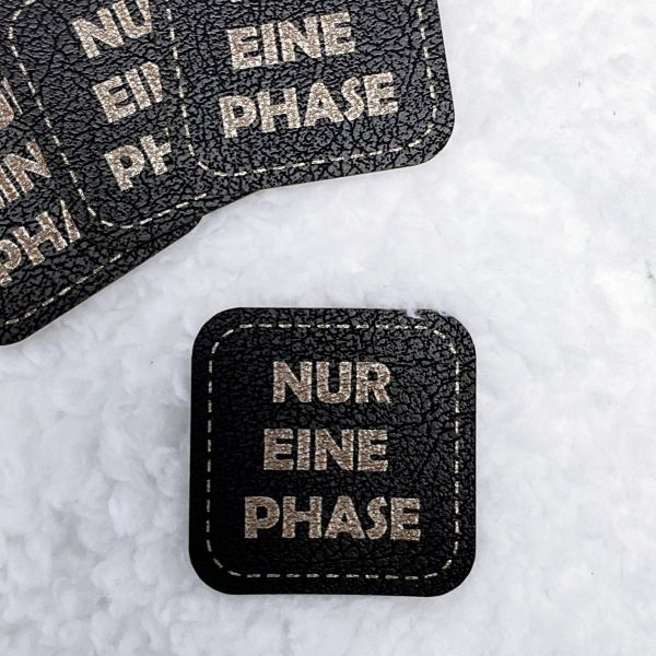 Aufnäher Label - NUR EINE PHASE schwarz - für einzigartige Nähprojekte, Strickwerke & Gebasteltes