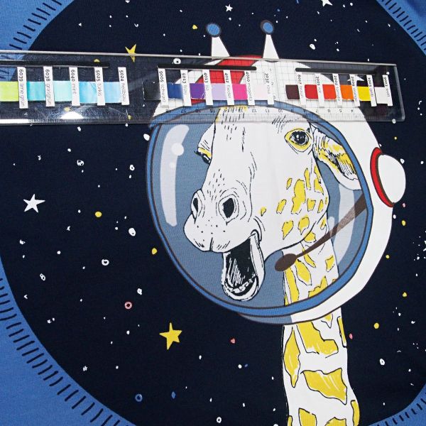 Jersey Giraffe im Weltall – 85cm Panel mit 2 Kombistoffen in dunkelblau von BIPP
