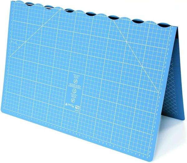 faltbare Schneidematte S 45x30cm (A3) hellblau von Prym Omnigrid - zusammengefaltet A4