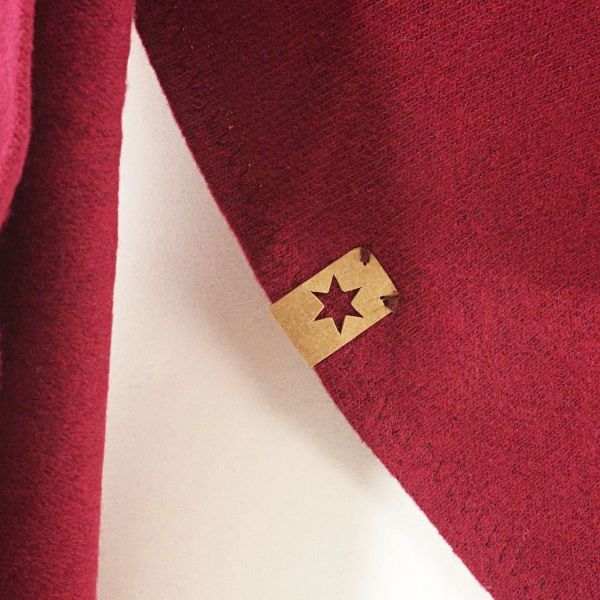 Näh dir ein Dreieckstuch aus Strick • Maxituch & Poncho in bordeaux rot nähen • mit Garn + Label