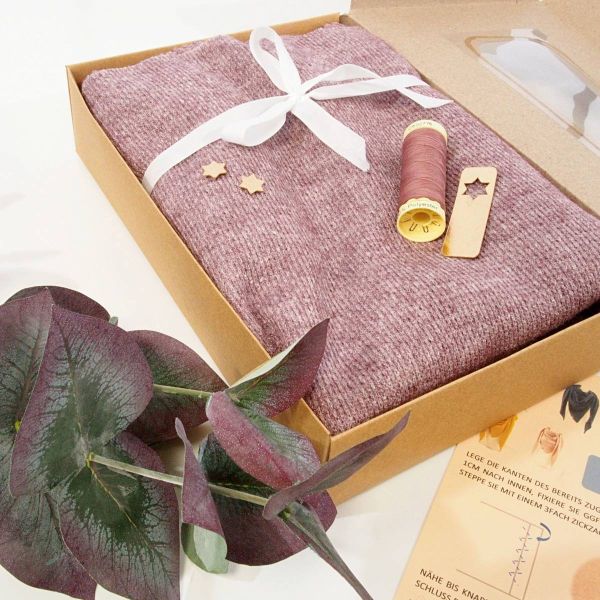 Näh dir ein Dreieckstuch aus Kuschelstrick in altrosa • Maxituch & Poncho • mit Garn + Label