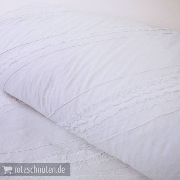 Baumwolle mit Stickerei und Rüschen in weiß z.B. für Taufkleider