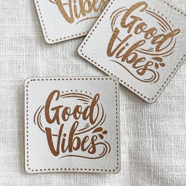 Aufnäher Label - Good Vibes weiß gold - für einzigartige Nähprojekte, Strickwerke & Gebastelte