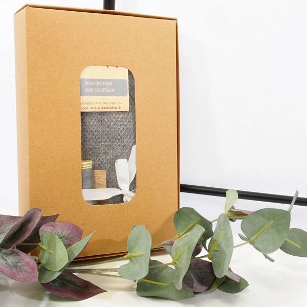 Näh dir ein Dreieckstuch aus Kuschelstrick in grau • Maxituch & Poncho • mit Garn + Label Nähset