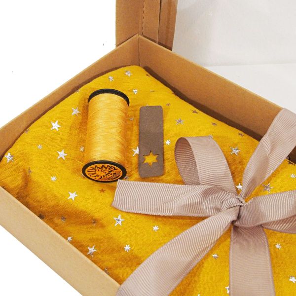 Näh dir ein Dreieckstuch Musselin senf Sterne silber • Maxituch & Poncho • mit Garn + Label