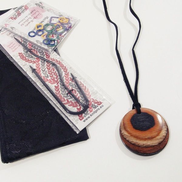 Kette mit magnetischem Anhänger Holz natur - magnetisches Nadelkissen to Go