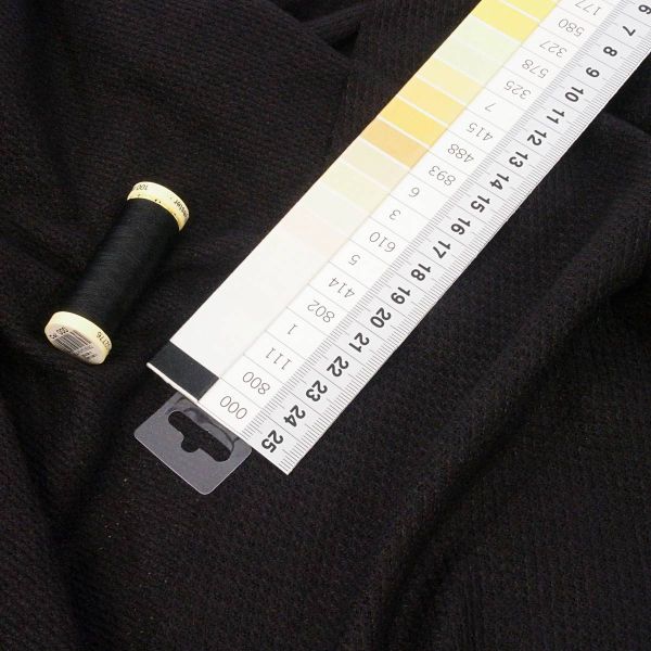 Weicher leichter Strickstoff mit Waffel Struktur in schwarz – Nordpol Pique Viskosestrick