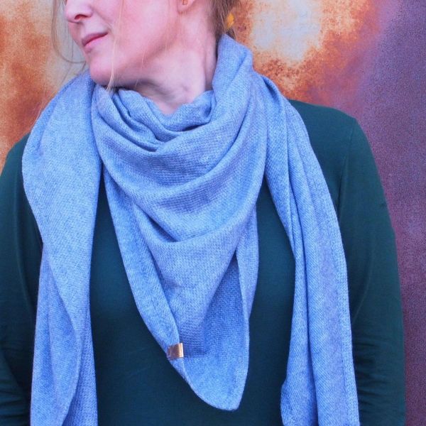 Näh dir ein Dreieckstuch aus Kuschelstrick in hellblau • Maxituch & Poncho • mit Garn + Label Nähset