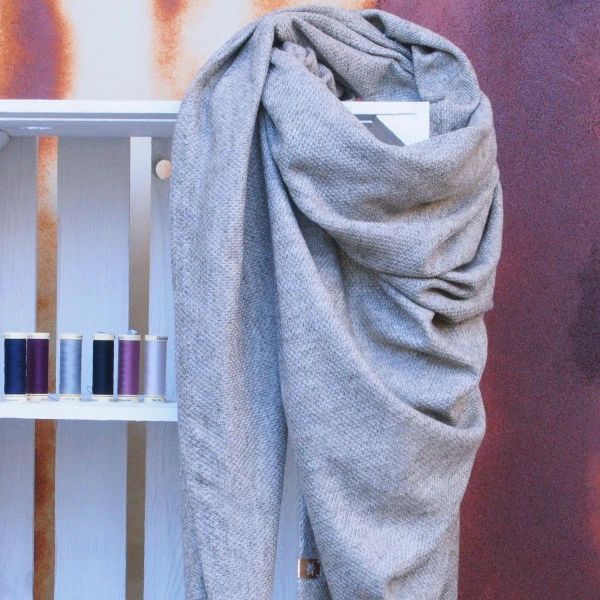 Näh dir ein Dreieckstuch aus Kuschelstrick in khaki oliv • Maxituch & Poncho • mit Garn + Label Nähs