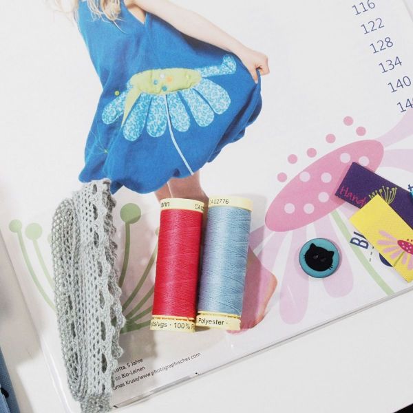 SALE - Stoff & Schnitt - Ballonkleid Miss Sophie Feincord rosa Blüten + Schnittmuster Stoff & Zubehö