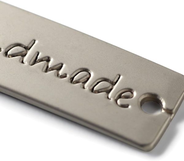 2 edle handmade Aufnäher Label aus Metall in silber und gold