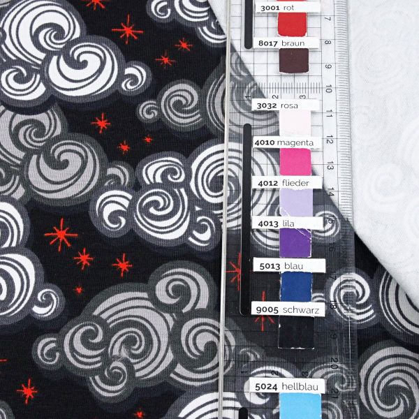 Jersey mit Wolken Sternen schwarz rot – QjuTie Collection galaxy storm
