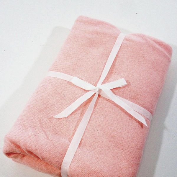 Stoffzuschnitt für ein Maxi Dreieckstuch aus Kuschelstrick in lachs rosa • Maxituch & Poncho