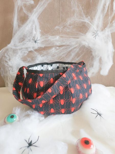 Baumwollstoff BOOO! Spinnen schwarz rot – Spooky Halloween Time mit Swafing