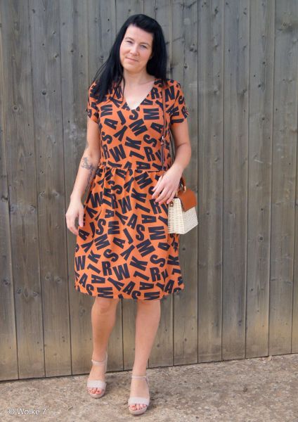 Kleid aus luftig leichter Viskose Buchstaben rost braun - Kleiderstoff Pauline von Swafing