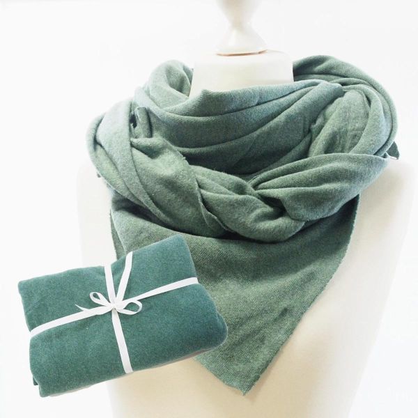 Stoffzuschnitt für ein Maxi Dreieckstuch aus Kuschelstrick in grün • Maxituch & Poncho