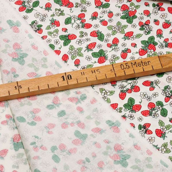 Baumwolle mit kleinen Edbeeren creme weiß rot - Strawberry Fizz Serie Afternoon Tea