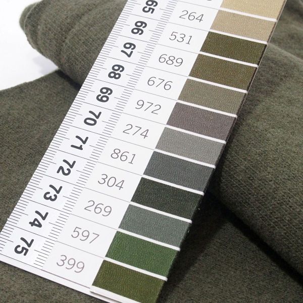 Weicher dicker Strickstoff in dunkles oliv – Strick Bono von Swafing