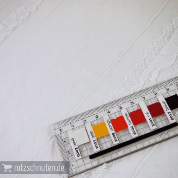 Baumwolle mit Stickerei und Rüschen in weiß z.B. für Taufkleider