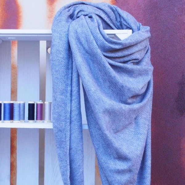 Näh dir ein Dreieckstuch aus Kuschelstrick in grau • Maxituch & Poncho • mit Garn + Label Nähset