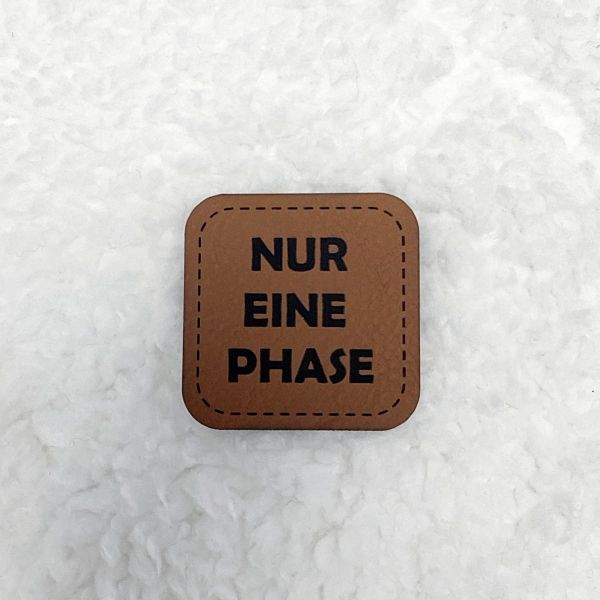 Aufnäher Label - NUR EINE PHASE braun - für einzigartige Nähprojekte, Strickwerke & Gebasteltes