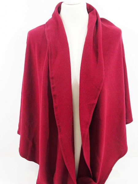 Näh dir ein Dreieckstuch aus Strick • Maxituch & Poncho in bordeaux rot nähen • mit Garn + Label