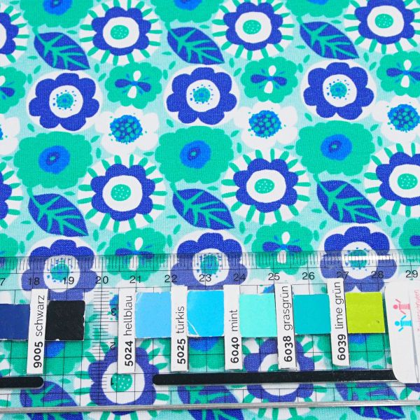 Bio Jersey kleine Blüten grün petrol blau – a little joy von bora für Lillestoff Magazin