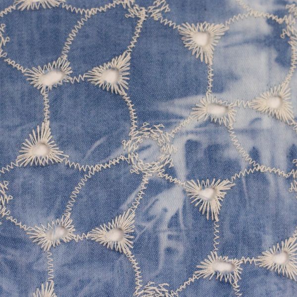 Baumwolle mit Lochstickerei Batik blau - Serie Jonte von Swafing