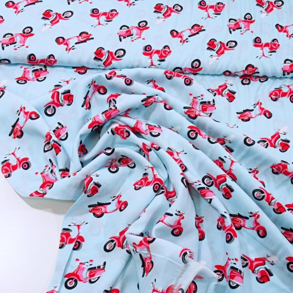 Viskose Webware mit roten Retro Rollern auf Hellblau - perfektes Italien Summer Feeling