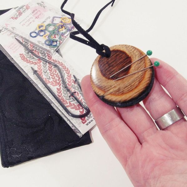 Kette mit magnetischem Anhänger Holz natur - magnetisches Nadelkissen to Go