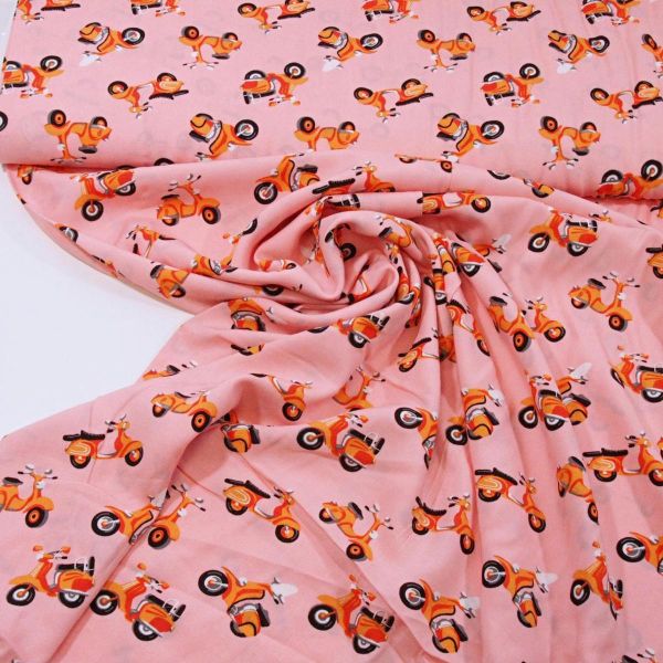Viskose Webware mit orangen Retro Rollern auf lachs rosa - perfektes Italien Summer Feeling