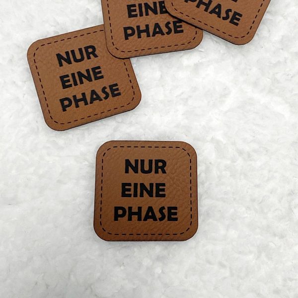 Aufnäher Label - NUR EINE PHASE braun - für einzigartige Nähprojekte, Strickwerke & Gebasteltes