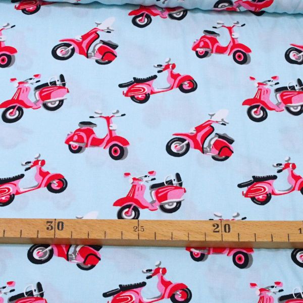 Viskose Webware mit roten Retro Rollern auf Hellblau - perfektes Italien Summer Feeling