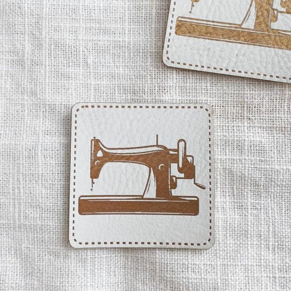 Aufnäher Label - Nähmaschine 4x4 weiß gold - für einzigartige Nähprojekte, Strickwerke & Gebastelte