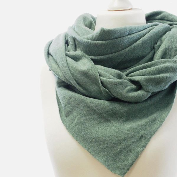 Stoffzuschnitt für ein Maxi Dreieckstuch aus Kuschelstrick in grün • Maxituch & Poncho