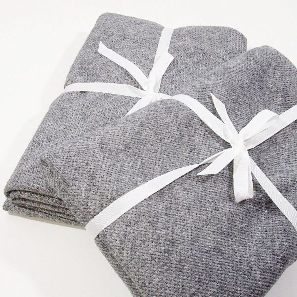 Stoffzuschnitt für ein Maxi Dreieckstuch aus Kuschelstrick in grau • Maxituch & Poncho Nähset