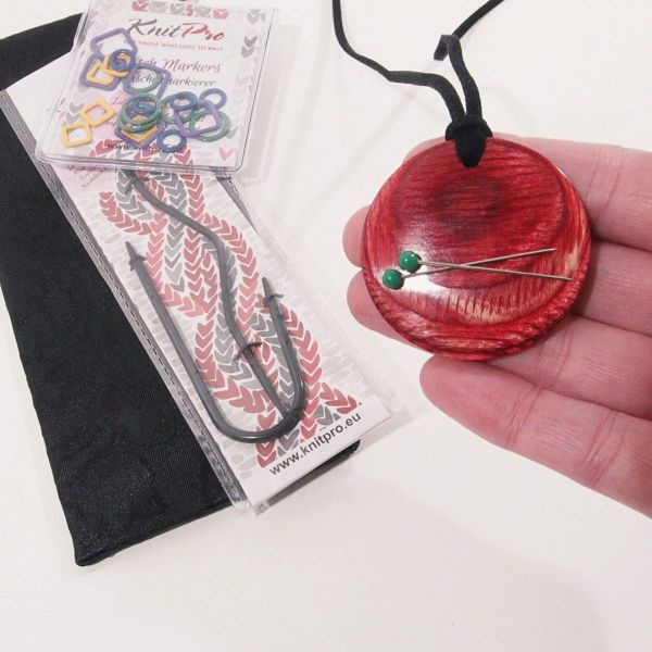 Kette mit magnetischem Anhänger Holz rot - magnetisches Nadelkissen to Go