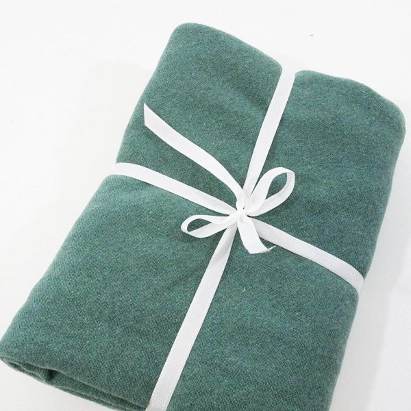 Stoffzuschnitt für ein Maxi Dreieckstuch aus Kuschelstrick in grün • Maxituch & Poncho