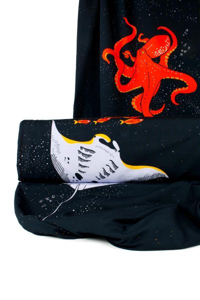 Maritimer Sweat navy mit Oktopus und Mantarochen by Käselotti – 150cm Panel French Terry