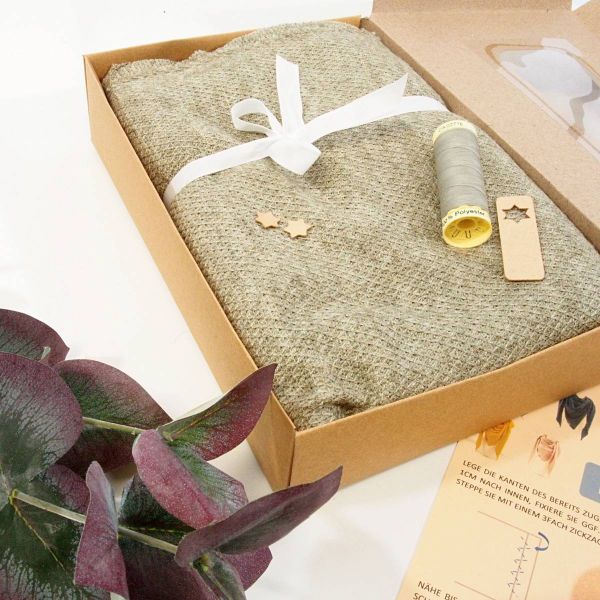 Näh dir ein Dreieckstuch aus Kuschelstrick in khaki oliv • Maxituch & Poncho • mit Garn + Label